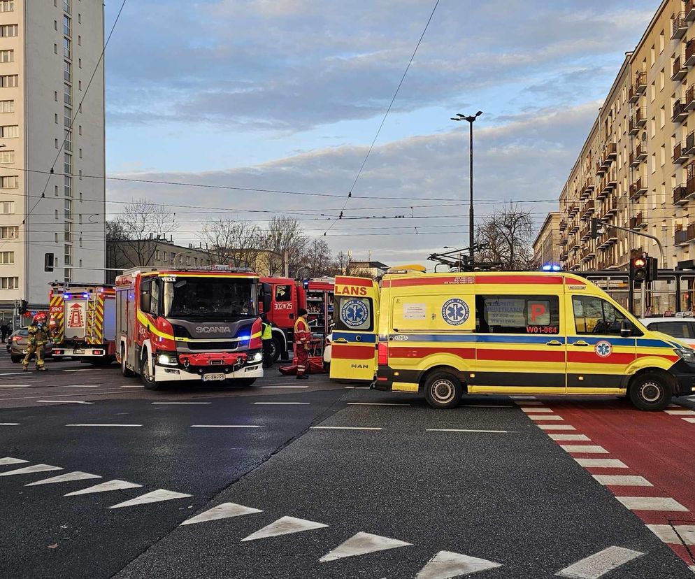 Pieszy wbiegł pod tramwaj na Ochocie. Reanimowany w stanie krytycznym trafił do szpitala