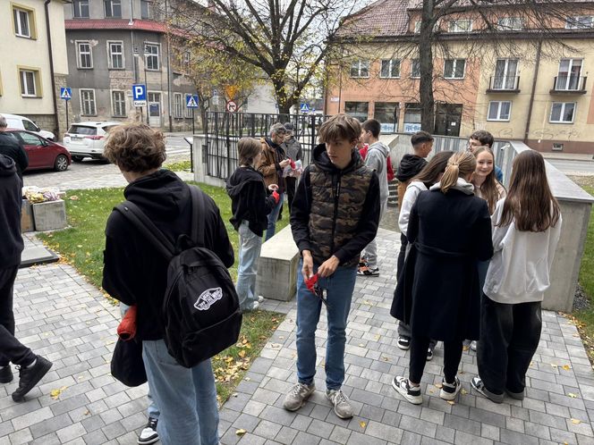 Uczniowie sadzili żonkile przy skwerze pamięci