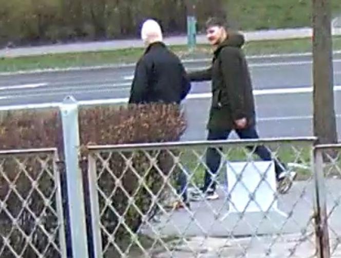 Poznań. Trzech mężczyzn pobiło niepełnosprawnego! Są poszukiwani
