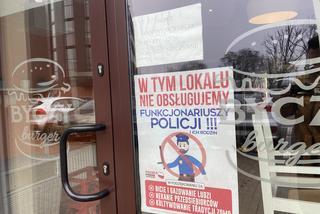 Toruński lokal nie chce obsługiwać policjantów i ich rodzin. Kontrowersyjny plakat