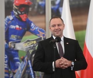 Prezydent RP Karol Nawrocki oraz indywidualny i drużynowy mistrz świata na żużlu Bartosz Zmarzlik