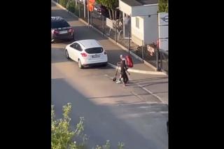 Zachowanie mężczyzny zostało nagrane przez mieszkańców osiedla 