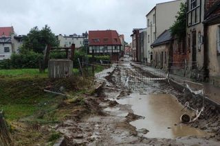 Groźne burze i podtopienia! Zalane drogi i powalone drzewa. Jest czerwony alert RCB dla Pomorza