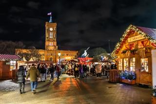 Jarmark bożonarodzeniowy Berlin 2023. Sprawdź, kiedy i gdzie odbywają się najpiękniejsze jarmarki świąteczne w stolicy Niemiec [CENY, ATRAKCJE]