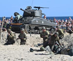 Turyści usłyszeli strzały, a czołgi wjechały na plaże. Zobaczcie zdjęcia z finałowej inscenizacji „Lądowanie na plaży”!