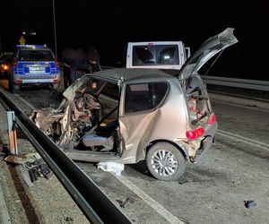 Tragiczny wypadek w Zakroczymiu: Czołowe zderzenie busa z fiatem! Kierowca zakleszczony