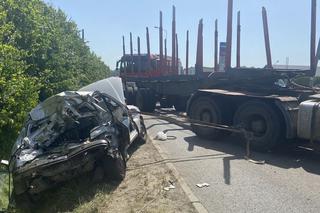 Długi TIR zmasakrował starego Lanosa! Zgnieciony jak puszka skończył w rowie. Kobieta cudem przeżyła - ZDJĘCIA