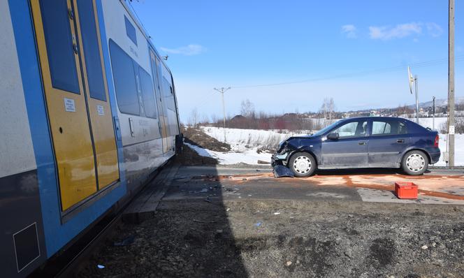 O krok od tragedii w Małopolsce! Wjechała wprost pod pociąg