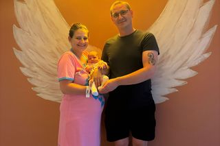 Policjanci uratowali mamę i jej nowo narodzoną córeczkę