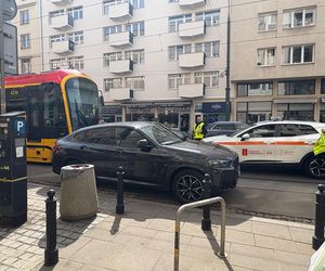 Paraliż w centrum Warszawy. Kierowca BWM zaparkował na torach. Wszystko stanęło!