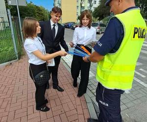 Policjanci rozdają odblaski i przypominają o zasadach bezpieczeństwa. Trwa akcja Noś odblaski