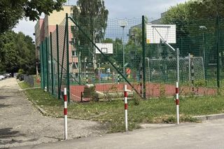 Libacje pod chmurką. Na boisku kanapa, fotel i wściekli mieszkańcy