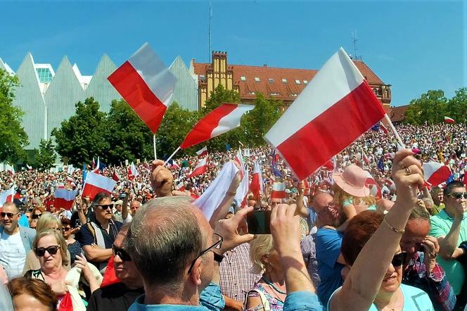 Manifestacja 4 czerwca na placu Solidarności w Szczecinie