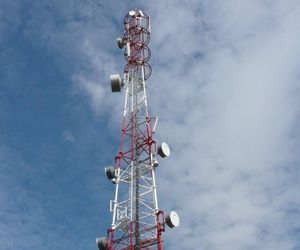 Młodzi ryzykanci wspięli się na maszt telekomunikacyjny. Małpowali filmiki z internetu