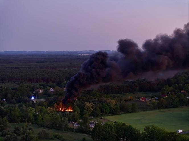 Kłęby czarnego dymu nad okolicą