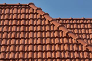 Dachówka marsylka. Jeden z najstarszych i najpopularniejszych wzorów dachówek z dwoma rowkami na wierzchu