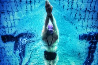 pływanie - odciąża stawy kończyn i kręgosłupa, wpływa na zwiększenie siły mięśni i wydolności