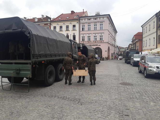 Służby na tarnowskim rynku