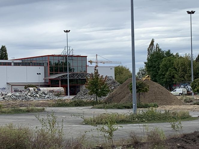 W Dąbrowie Górniczej wyburzają hipermarket Auchan. Powstanie nowy park handlowy