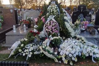 Białe róże okryły grób pięknej Wiktorii. Morze łez po śmierci 25-latki z Łochowa