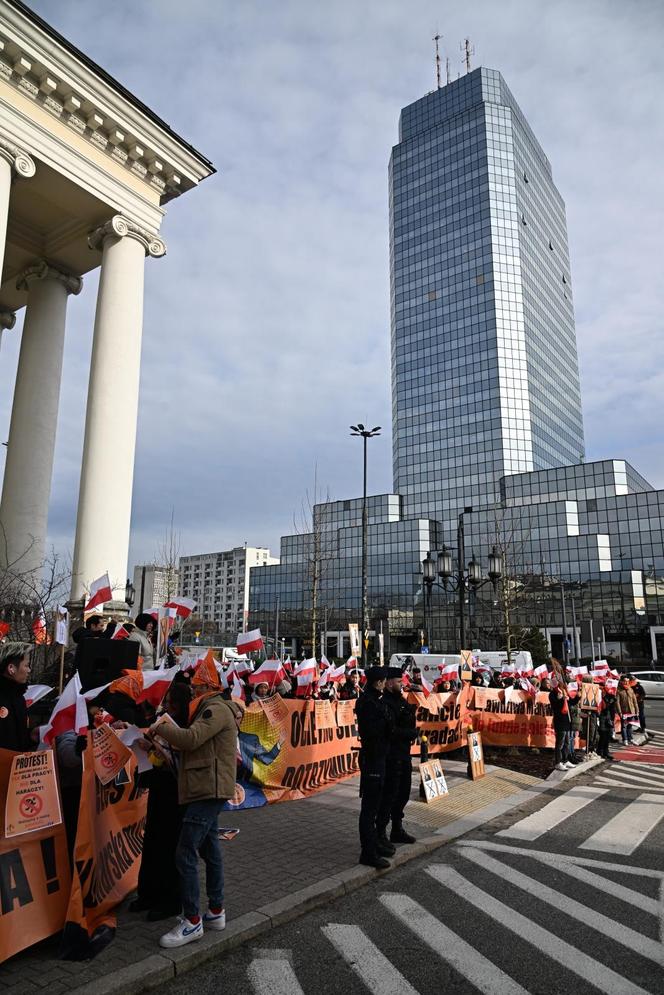 Protest kupców z Marywilskiej przed ratuszem