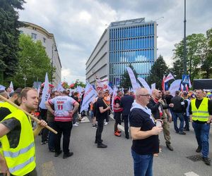 Protest hutników w Warszawie. Idą od Sejmu do Kancelarii Premiera