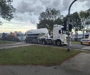 Trzy ciężarówki rozbite pod Płockiem. Kierowca zakleszczony