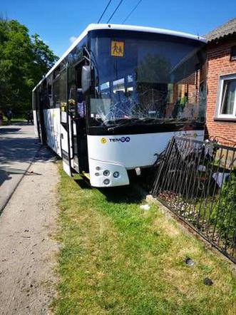 Groźny wypadek autobusu z dziećmi! Kierowca wjechał w ogrodzenie. Śmigłowiec LPR w akcji