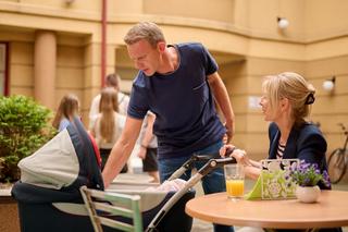 Na Wspólnej odc. 3721: Kamil (Kazimierz Mazur), opiekunka Alicja (Katarzyna Krzyszkowska-Sut) 