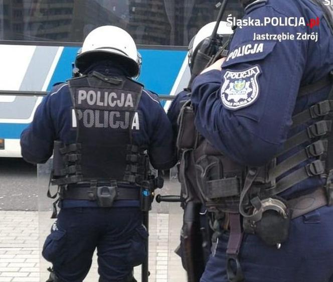 Jastrzębie-Zdrój: Kibice protestowali przed stadionem. Nie podobają im się obostrzenia. Interweniowała policja, posypały się mandaty [ZDJĘCIA]