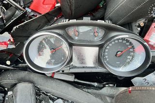 Pyskowice. Nie żyje młody kierowca. Z opla niewiele zostało, wskazówka na liczniku zatrzymała się na 160 km/h