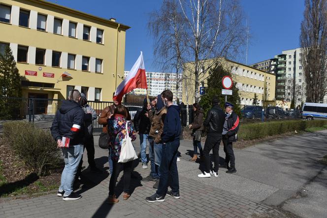 Bartosz T. przesłuchany przez prokuraturę. Zwolennicy "Wolni My" protestowali pod siedzibą w Toruniu