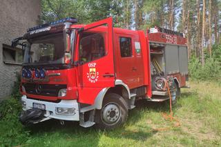 Nietypowa akcja strażaków-ochotników. Uratowali psa, którego głowa utknęła w… kanie po mleku