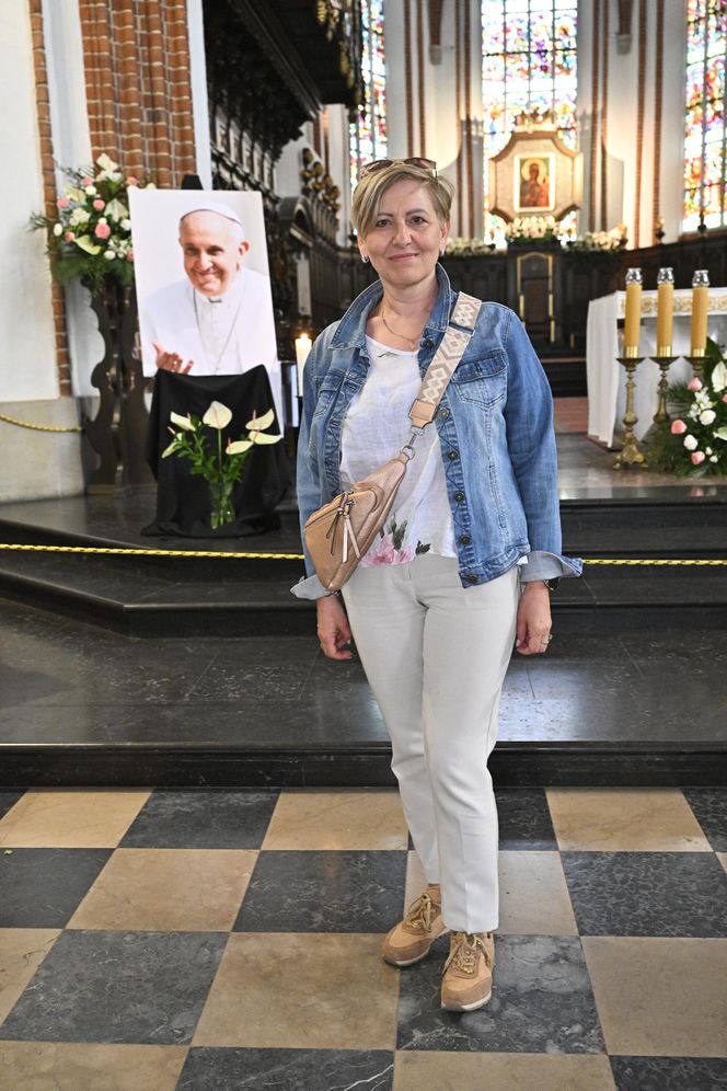 Warszawa żegna papieża Franciszka. Poruszające wpisy w Archikatedrze