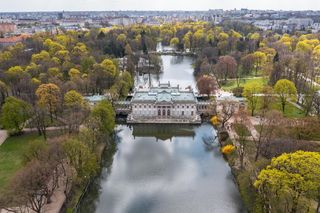 Historia Łazienek Królewskich w Warszawie. Skąd wzięła się nazwa słynnego parku?