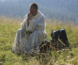 Zagadkowa śmierć księdza Grzegorza w basenie. Miał powiedzieć, że „musi się schłodzić”