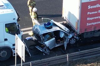 Wstrząsający wypadek pod Żyrardowem. Skoda zmiażdżona między dwoma tirami