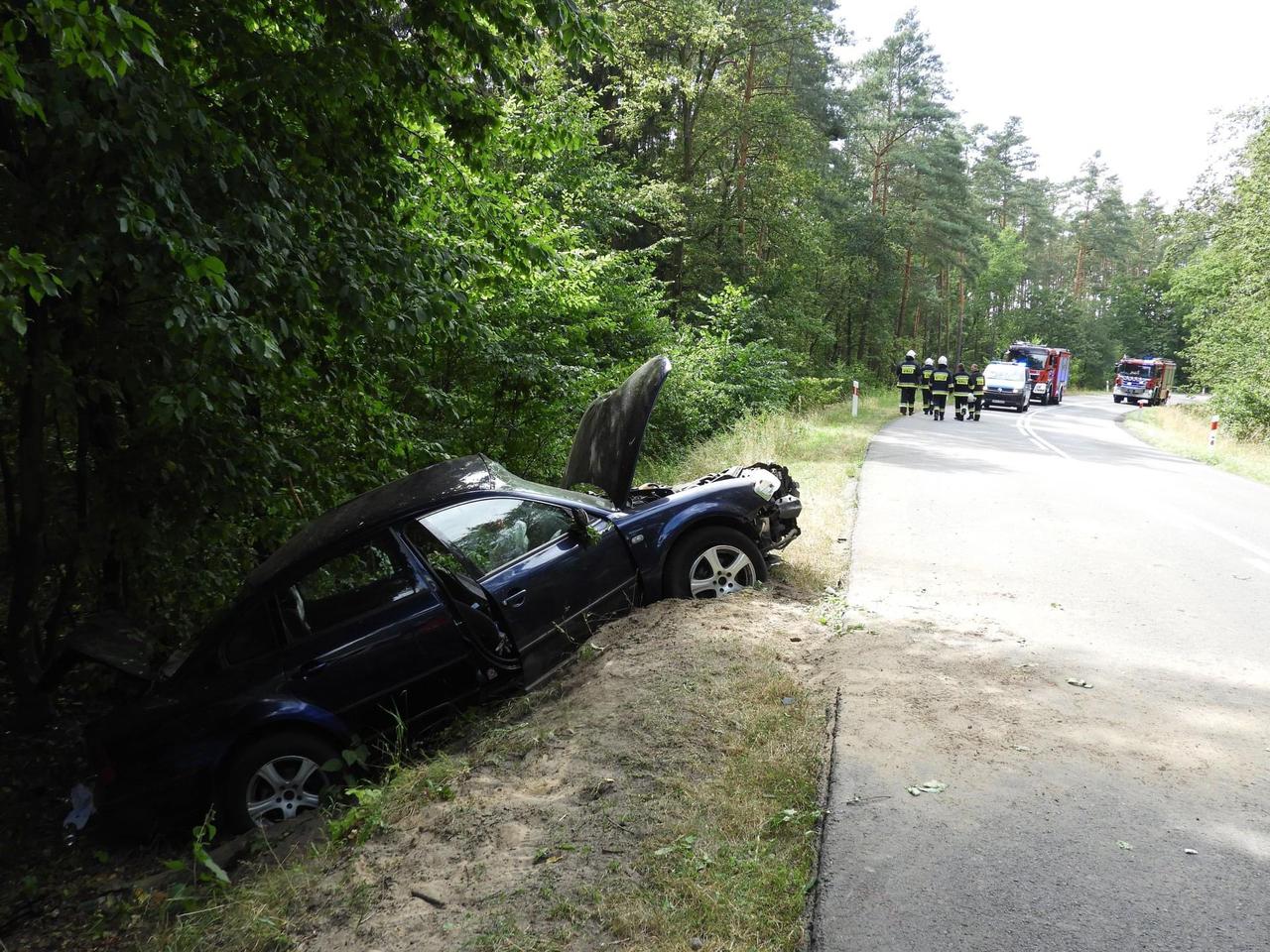 Śmiertelny wypadek pod Jarocinem. Zginęły dwie młode osoby. W aucie znaleziono butelki i puszki po alkoholu