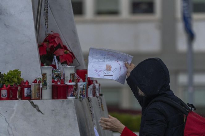 Świeczki, kartki z życzeniami, balony w kształcie serca, kwiaty składane są pod pomnikiem Jana Pawła II przed rzymską Polikliniką Gemelli