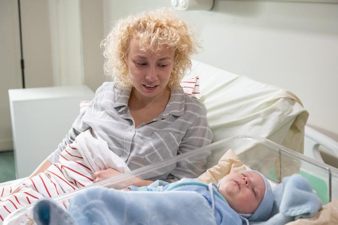 Na Wspólnej odc. 2839. Beata (Katarzyna Ptasińska), jej syn (Julian Duliński)