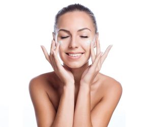 Masaż twarzy. Jak zrobić przeciwzmarszczkowy, ujędrniający masaż twarzy?