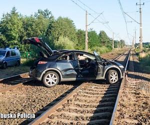 17-latek bez prawa jazdy utknął na przejeździe kolejowym. Wstrzymano ruch pociągów