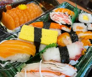 Różnorodny set sushi to świetny pomysł na lunch