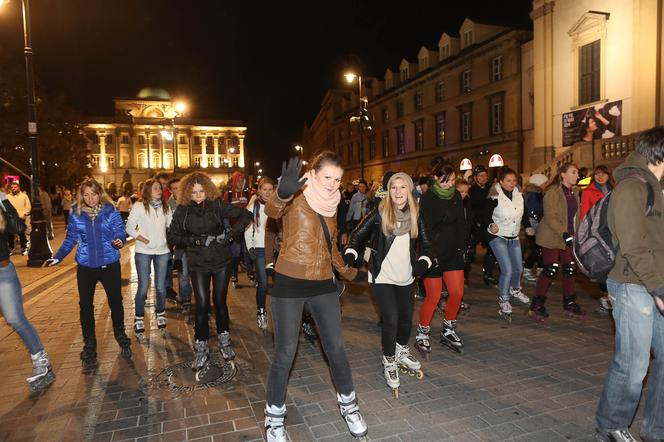 Nightskating. Warszawiacy przejechali stolicę na rolkach [Zdjęcia]