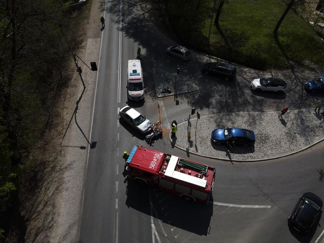 Poważny wypadek nieopodal Warszawy. Motocyklista runął na ziemię po zderzeniu z autem