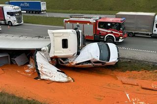 Samochód ciężarowy uderzył w busa na A1