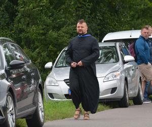 „Wychodzimy z Księżomierzy”. Słoneczny dzień pątników w drodze na Jasną Górę! ZDJĘCIA