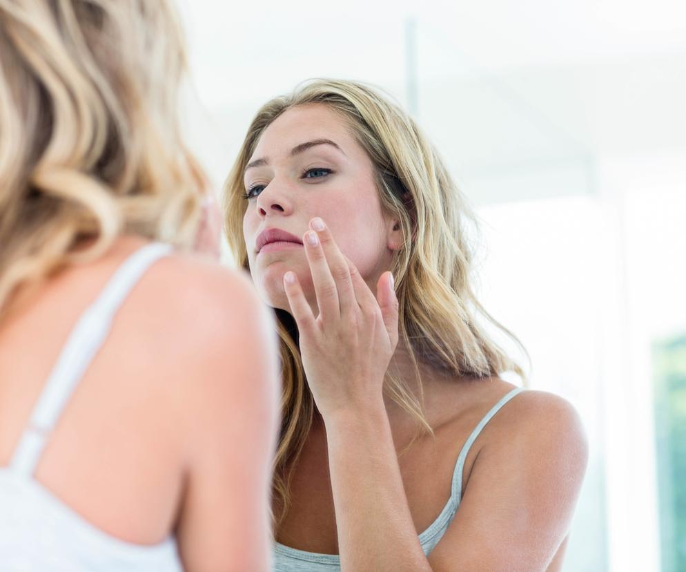 Olejek z kosanki włoskiej łagodzi podrażnienia i zaczerwienienia skóry.