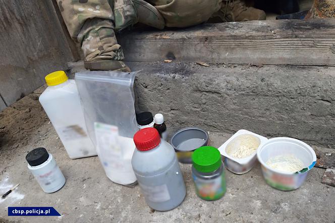 Funkcjonariusze przejęli dziesiątki kilogramów materiałów wybuchowych