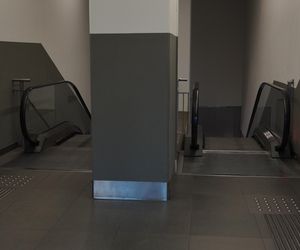 Niedziałające schody na dworcu w Poznaniu